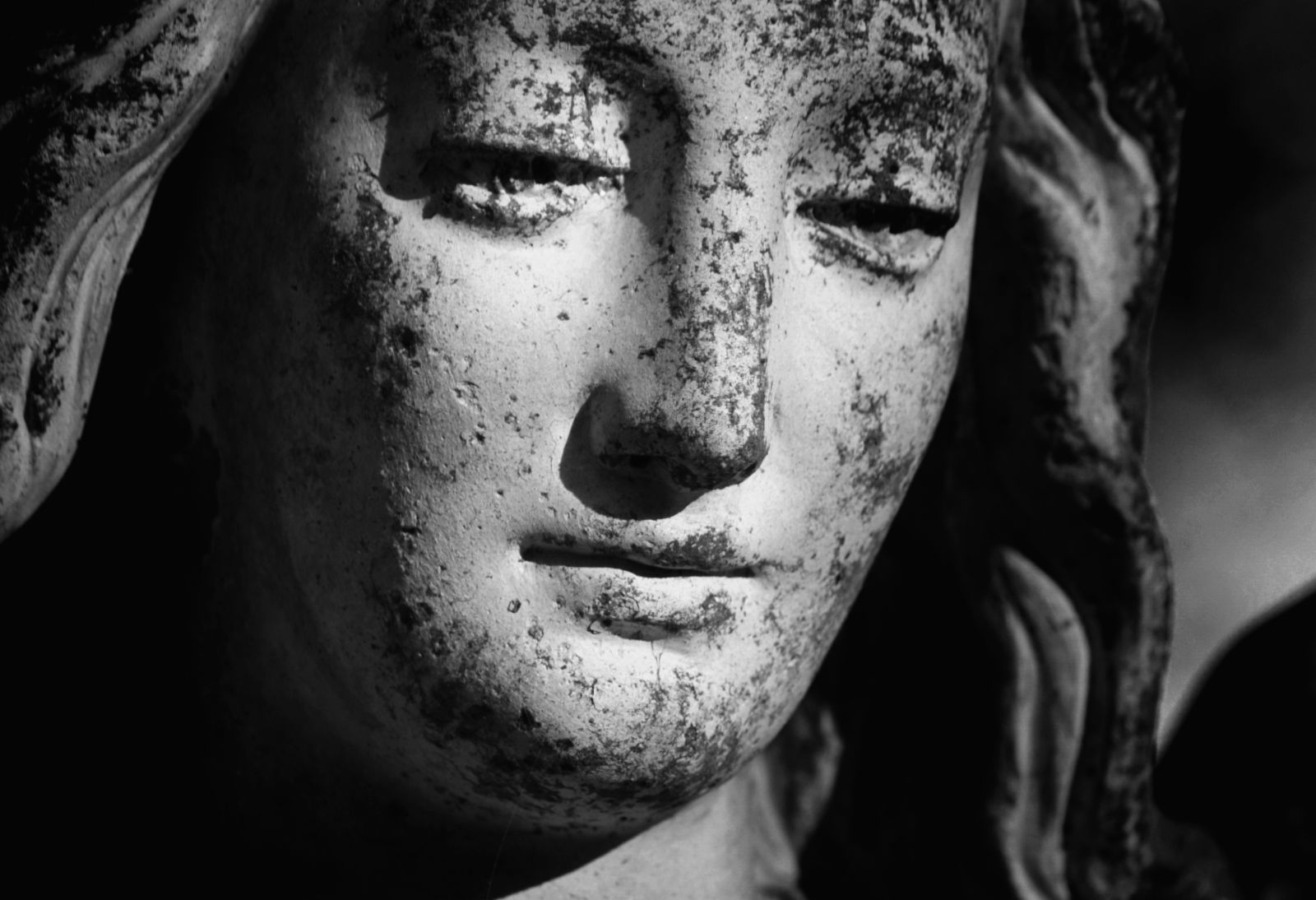 Primer plano de la estatua de Cassandra de Zwiebackesser a través de Shutterstock